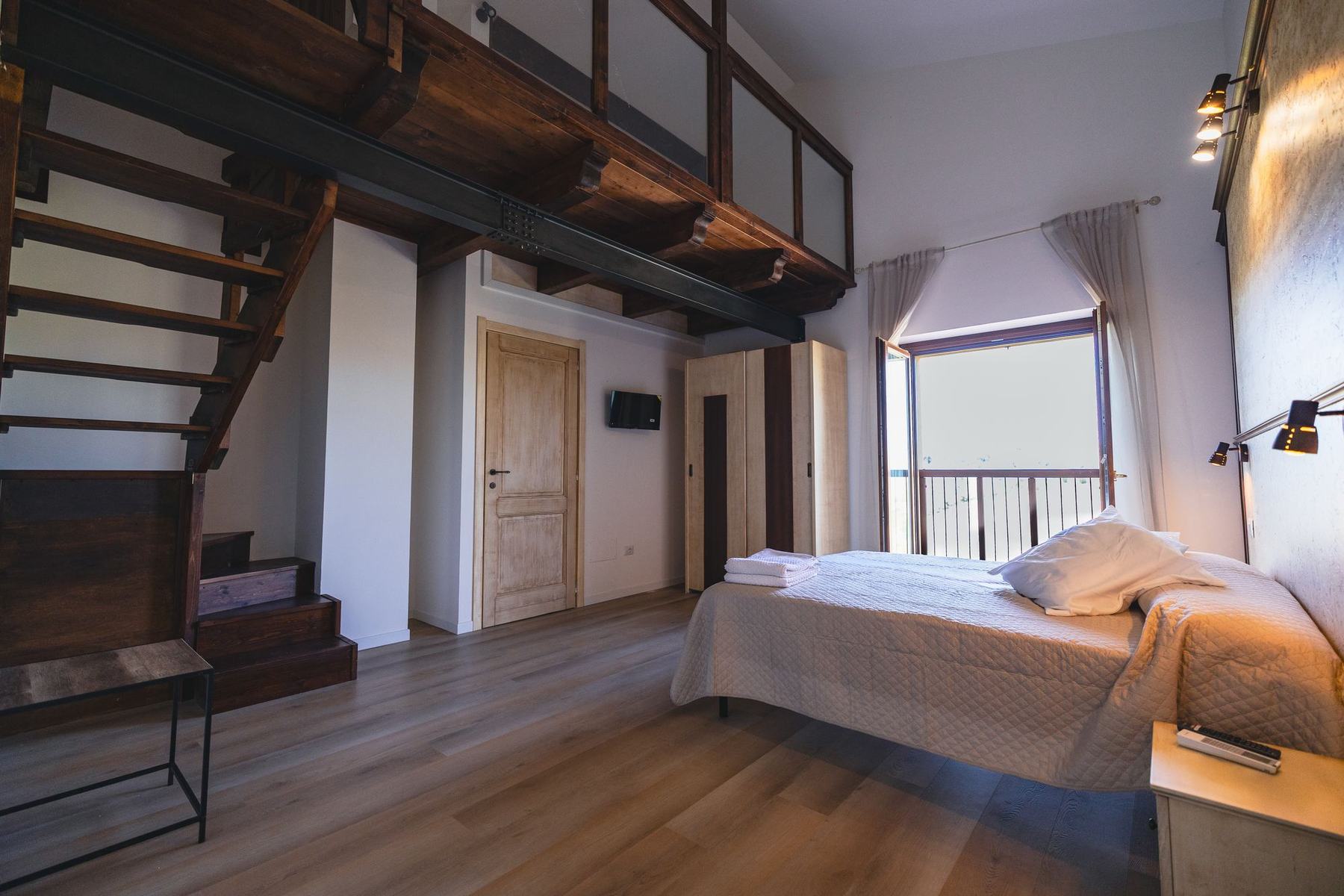 Camera con soppalco in legno